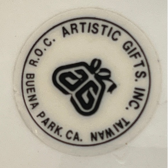 Vintage whimsical Cute White Kitten and Yarn Ball Figurine on Pink Tray - Picture 4 of 4